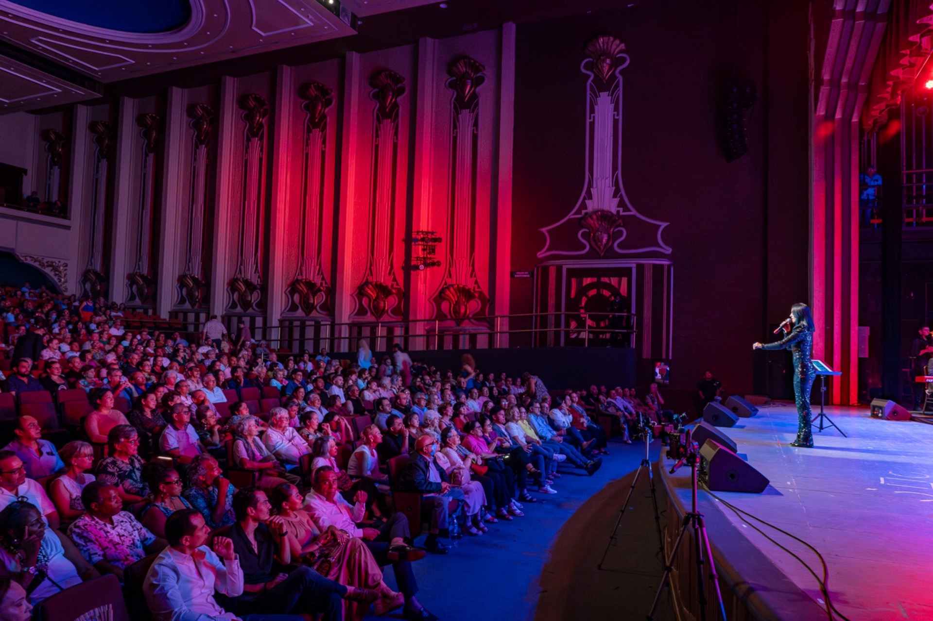 Sala llena del Teatro Armando Manzanero durante Alma LatinoAmericana