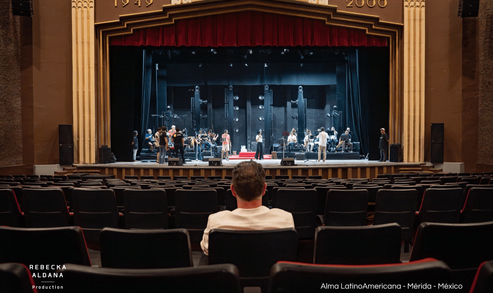 Montaje del escenario en el Teatro Armando Manzanero antes de Alma LatinoAmericana