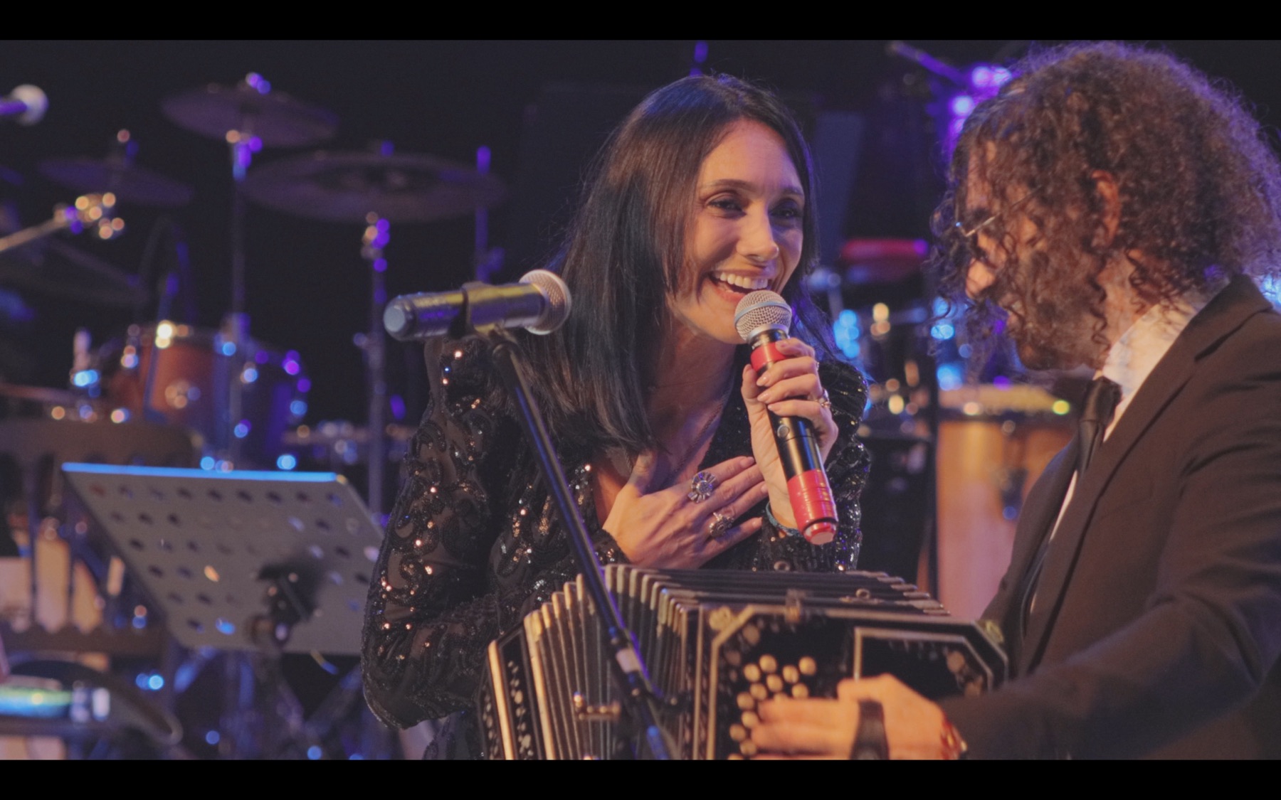 Rebeca Aldana cantando a dúo con una artista invitada