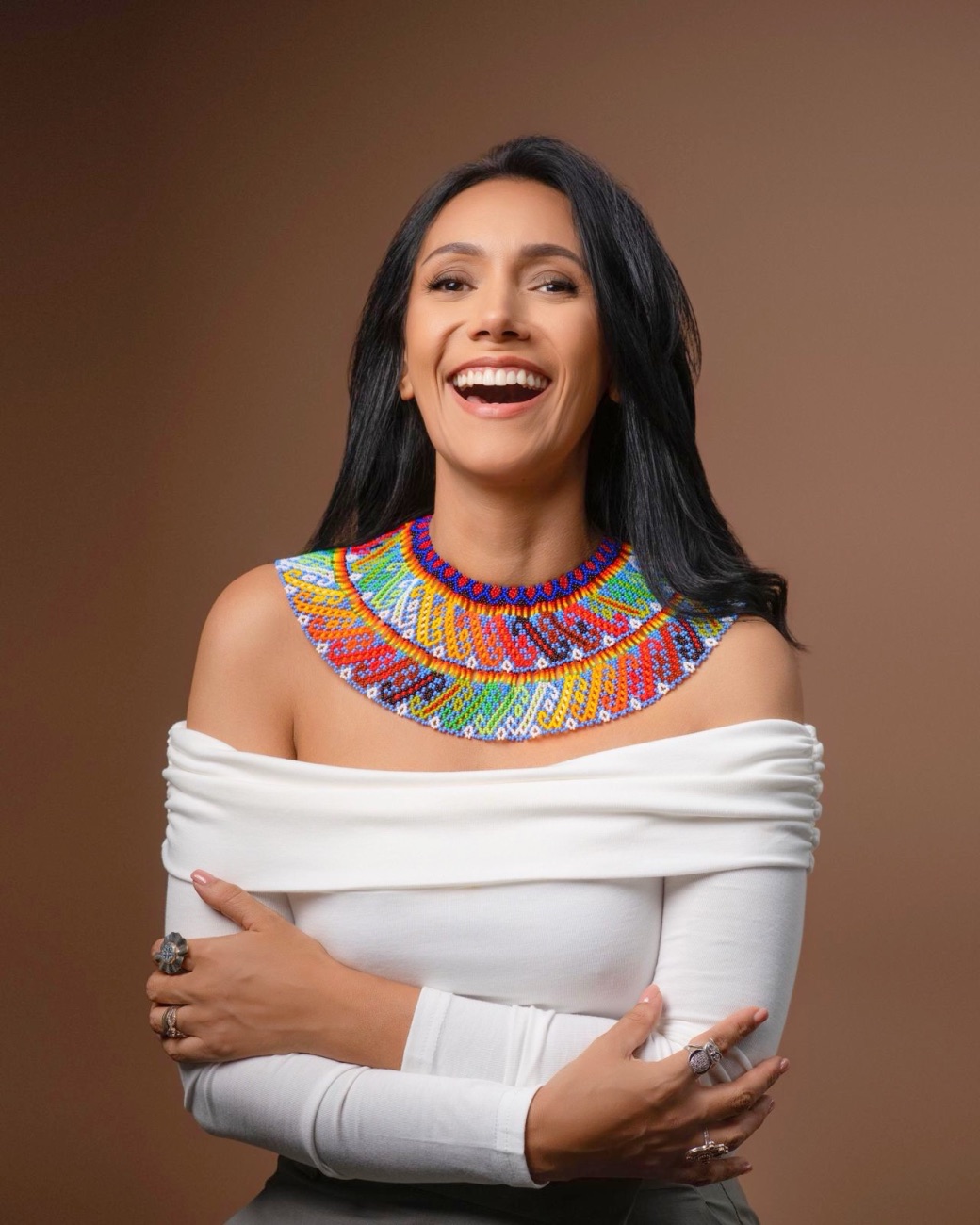 Retrato oficial de Rebeca Aldana con collar huichol